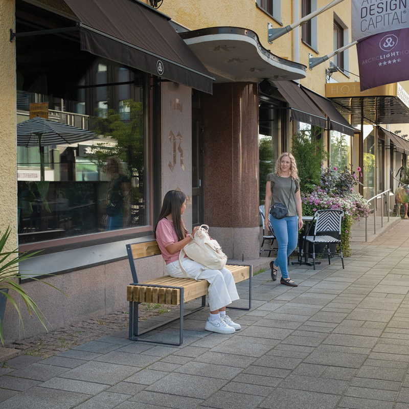 Momentum soffa utanför butik 