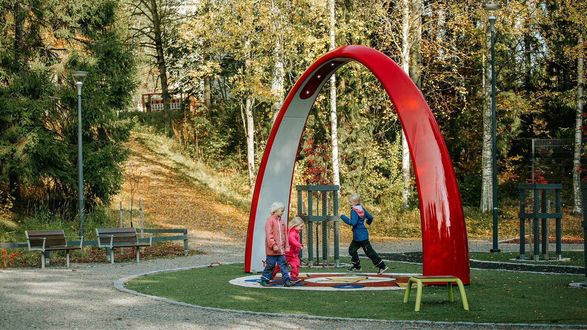 Lapset leikkivät Sonan alla julkisessa puistossa