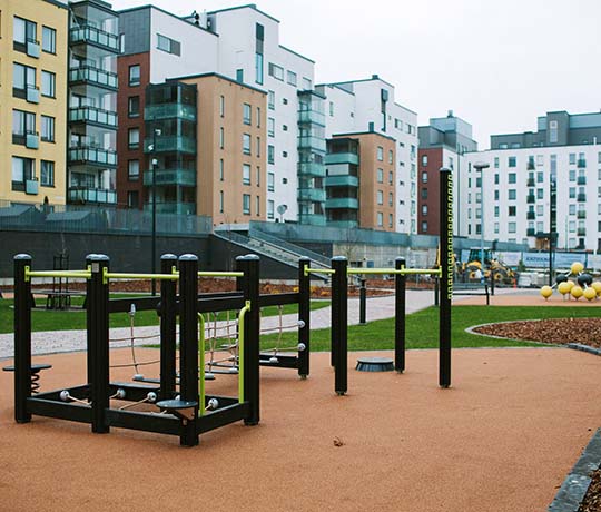 Equipamiento para exteriores Senior Sport de Lappset en el jardín de una asociación de viviendas en Jyväskylä, Finlandia