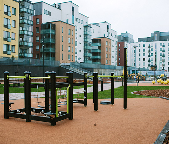 Lappsets Senior Sport udendørs udstyr i en boligforenings have i Jyväskylä i Finland