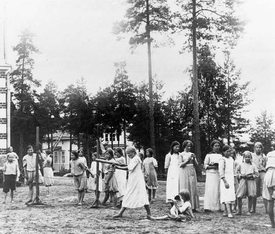 Girls' gym lesson in the school yard 1913. TAHTO Center for Finnish Sports Culture.