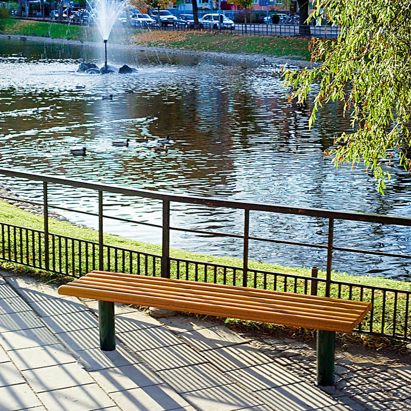 Ströget bänk i stadsmiljö