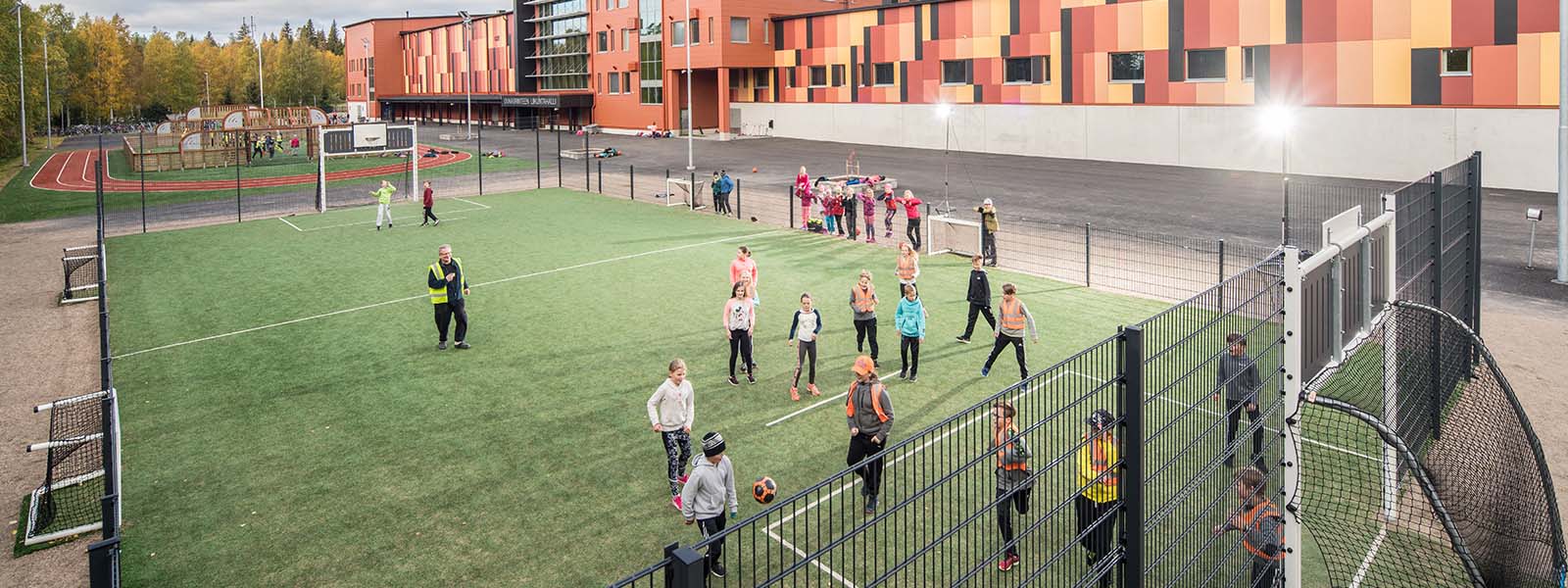 Jalkapalloa koulunpihalla niin välitunnilla kuin vapaa-ajalla. 