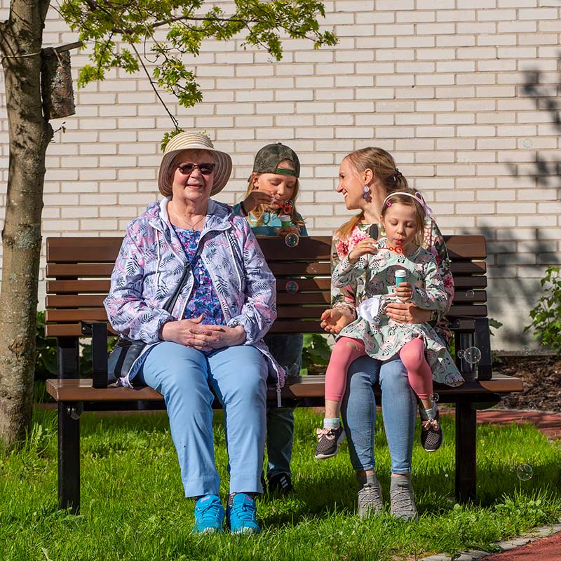 El banco Park Place Senior tiene dos reposamanos y la posición de asiento es más recta que en el modelo básico, lo que ayuda a las personas mayores a sentarse y levantarse con más facilidad. 