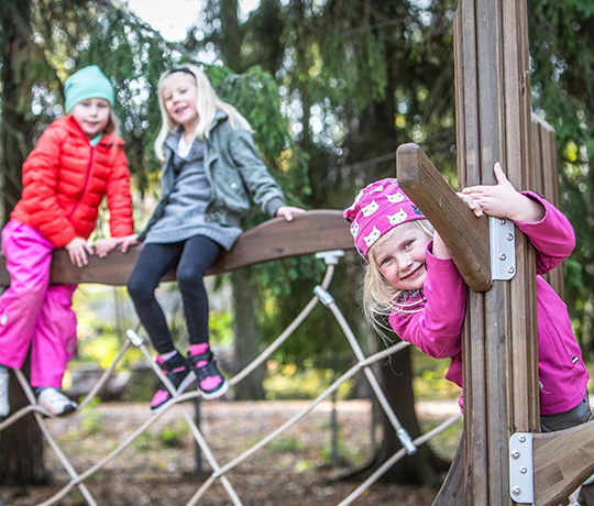 Tre flickor leker i Flora lekprodukt