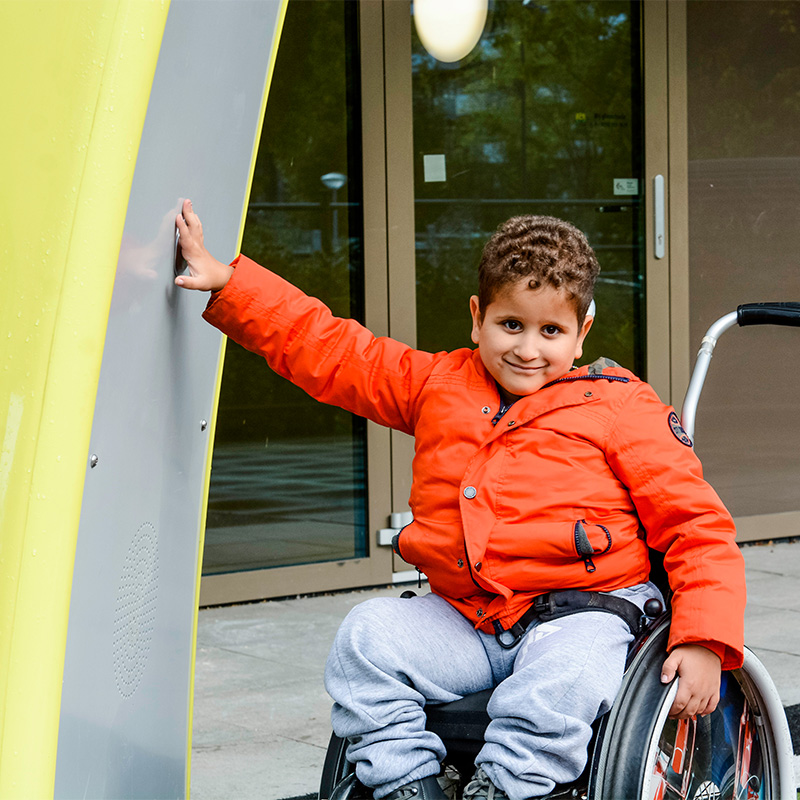 Wheelchair-user starting a game on the Lappset Son