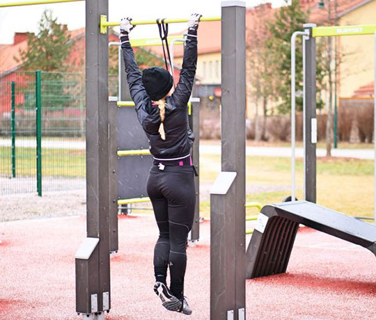 Assisted pull-ups with an elastic band–pronated grip