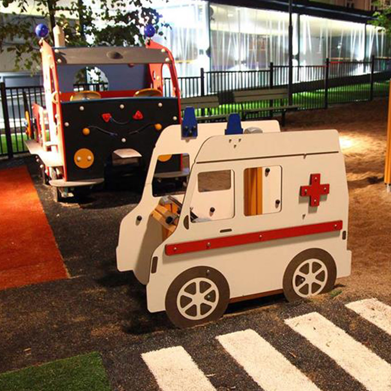 Ambulanssi ja poliisiauto aina valmiina pieniä leikkijöitä varten leikkipuistossa. 