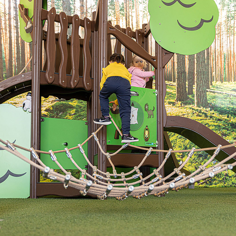 Barn leker i Snusmumrikens skog
