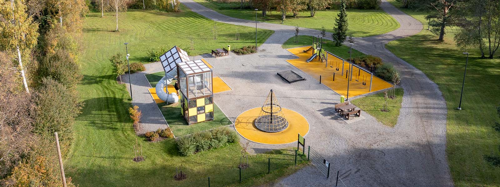 Mustasaaren Olavinpuistossa on perinteisten leikkipaikkavälineiden lisäksi myös Cubic-leikkitorni. 