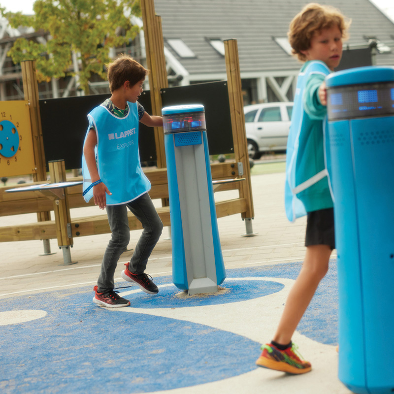 Barn som leker på en Memo i ett uteklassrum