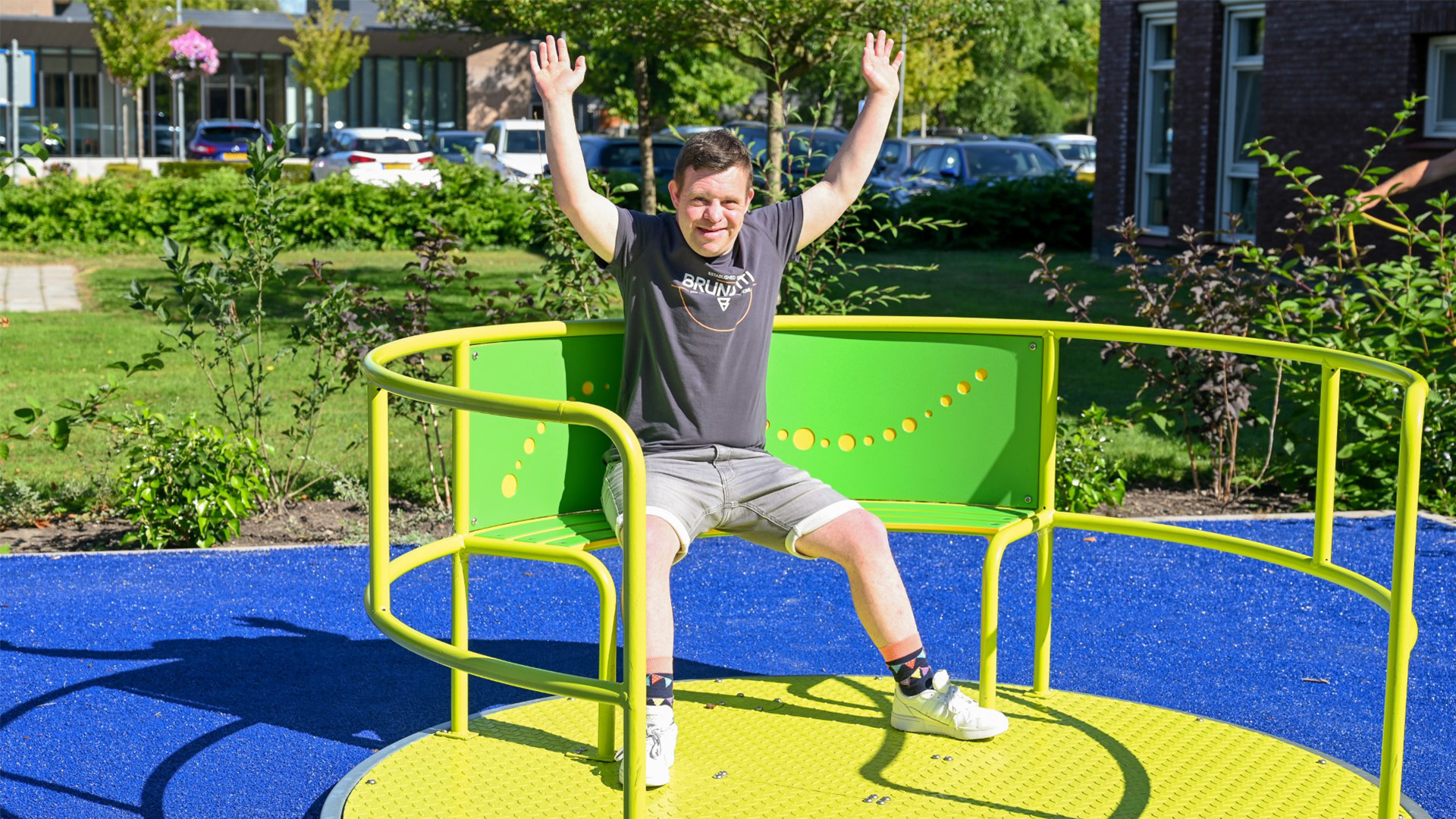 Wheelchair-friendly merry go round