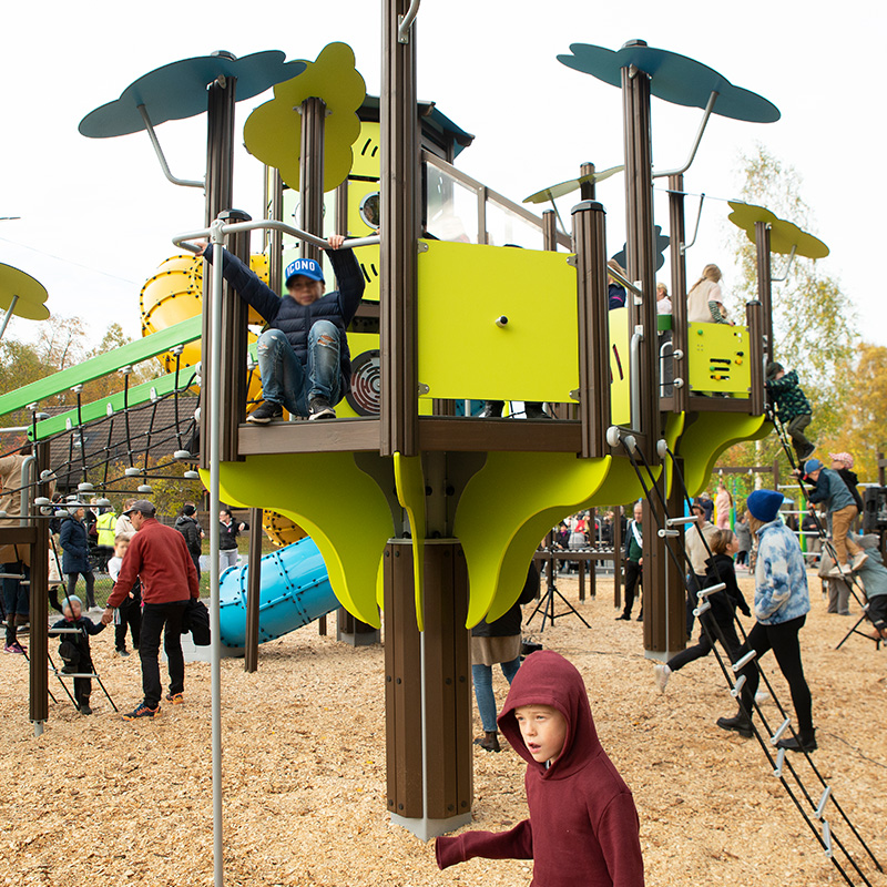 Barn leker på invigningen av Fjärilsparken i Kårsta