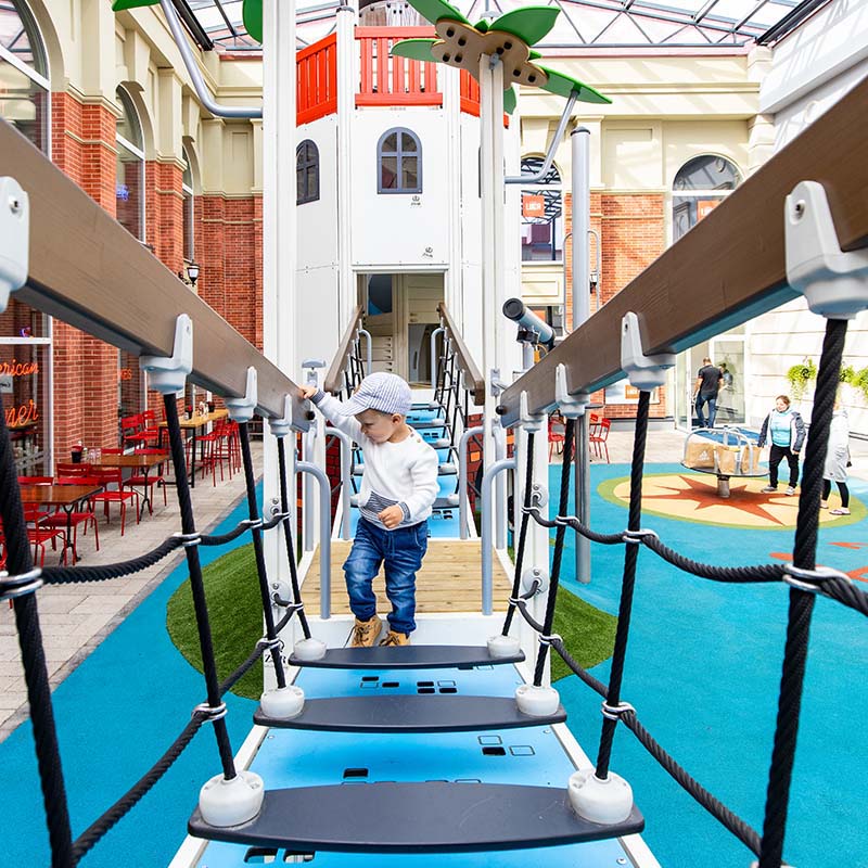 Parque infantil cubierto con una nave de juegos en el centro comercial Zsar en Vaalimaa Finlandia