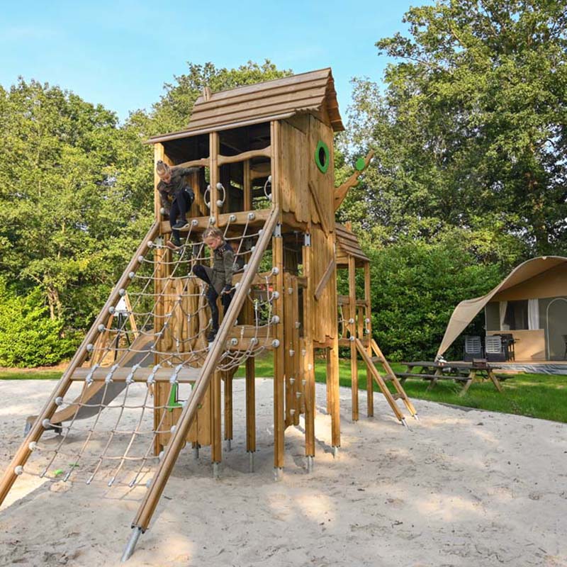 Børn kan ikke få nok af denne naturinspirerede legeplads på en malerisk hollandsk campingplads.