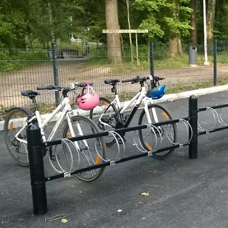 Två cyklar i ett dubbelt Ströget cykelställ.