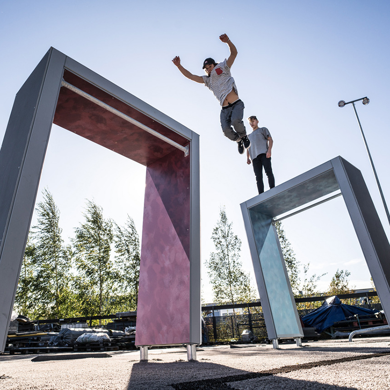 Alle vores produkter gennemgår strenge tests. Vi har stor fokus på materialesikkerhed, f.eks. er disse Dash Parkour-produkter designet med hjælp fra professionelle parkour-atleter for at sikre, at de er sikre at bruge.