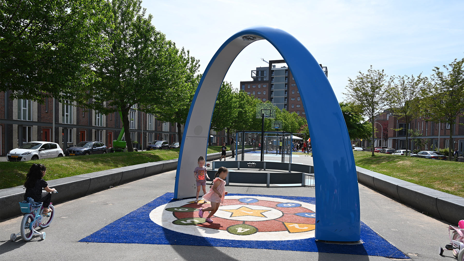 Children playing on under the Lappset Sona | Katschiplaan, The Hague, NL | Lappset Nederland
