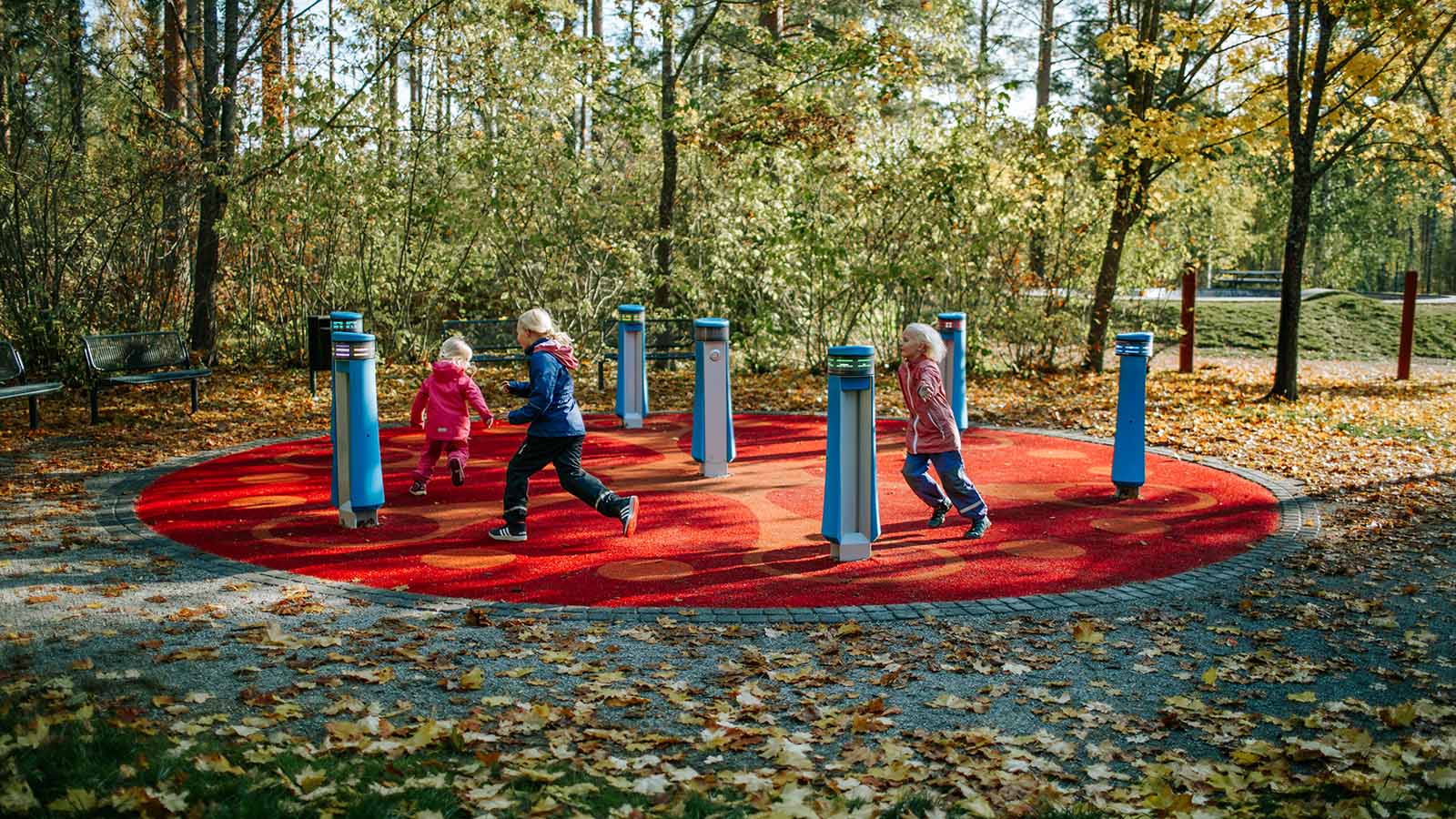 Interaktiivinen leikki- ja oppimisväline Memo Jyväskylän Tammirinteen puistossa
