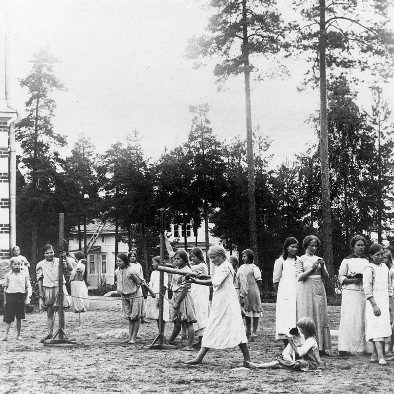 Kuva: Tyttöjen liikuntatunti koulun pihamaalla 1913. TAHTO/ Urheilumuseo.