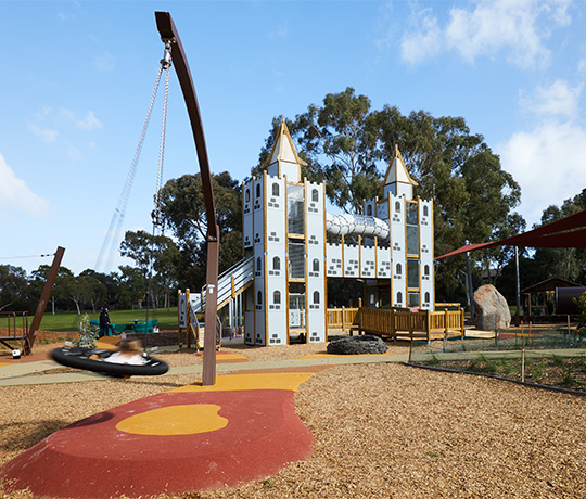 Situé à Bayside, en Australie, Thomas Street Reserve est le premier espace de jeux entièrement inclusif