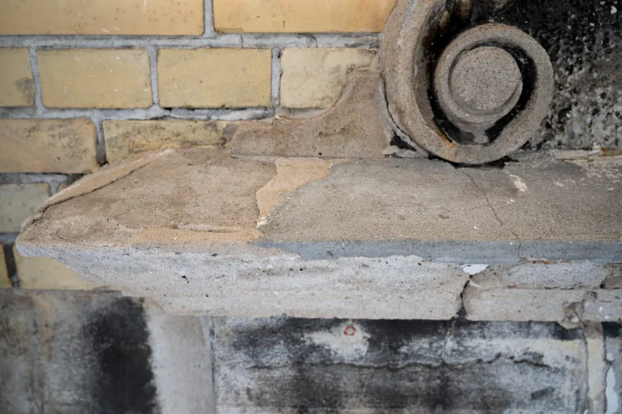 Betonreparationer af udsmykningerne skal udføres på facaderne
