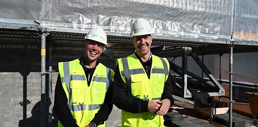 Philip Holst Wilsen, projektleder, & Gustav Lykkegaard, bæredygtighedskoordinator, ude hos foreningen A/B Silkeborggade