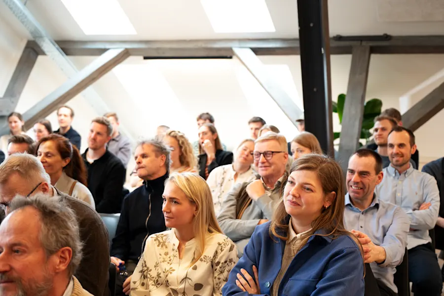 En fyldt havnelounge