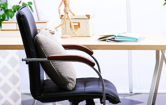 Guide du repose pied de bureau : confort et ergonomie contre le