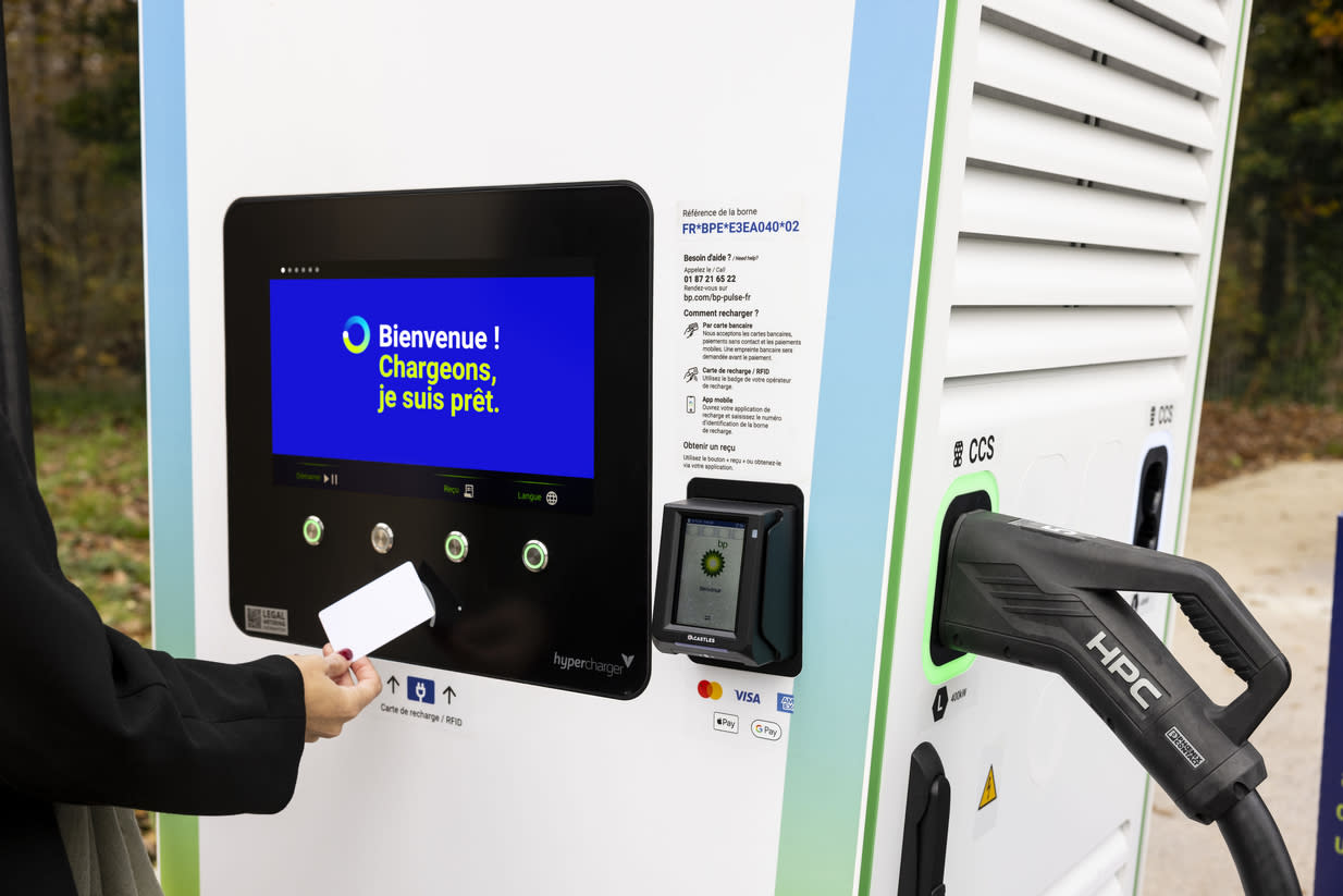 Personne utilisant une carte RFID pour payer la recharge EV à une borne de recharge