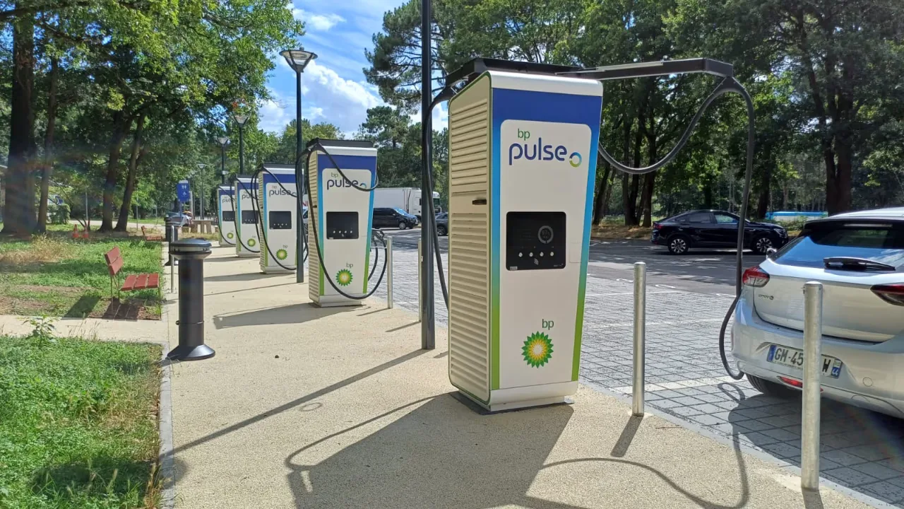 Un véhicule électrique se recharge à la nouvelle station de recharge ultra-rapide bp pulse située sur l’Aire de Chagnats.