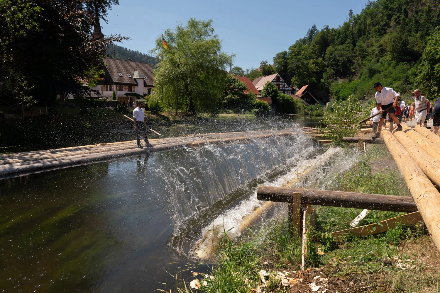 Der Verein der Flößer demonstriert wie Holz damals auf dem Fluss trasportiert wurde.