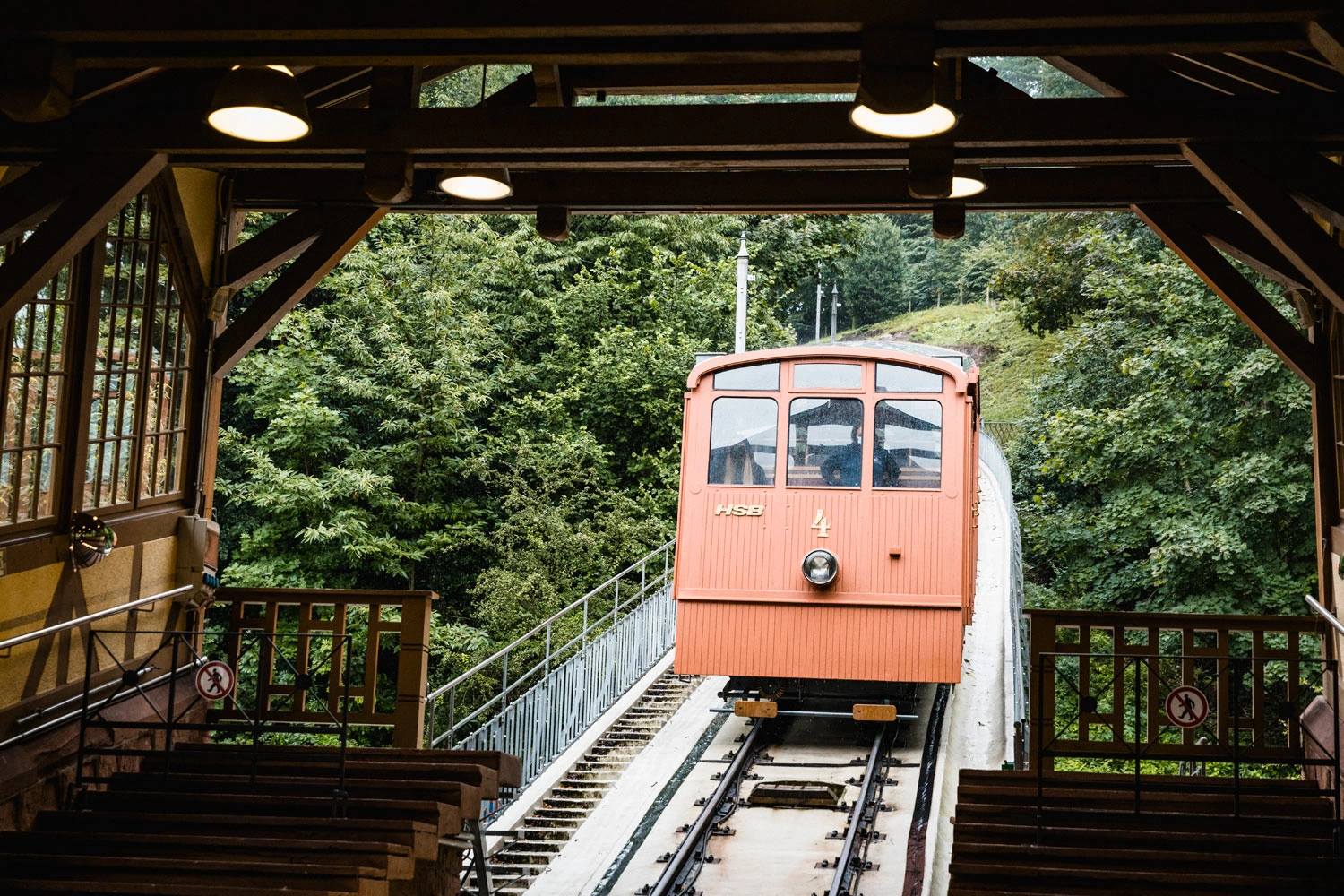 Eine Standseilbahn fährt in einem Stationsgebäude los.