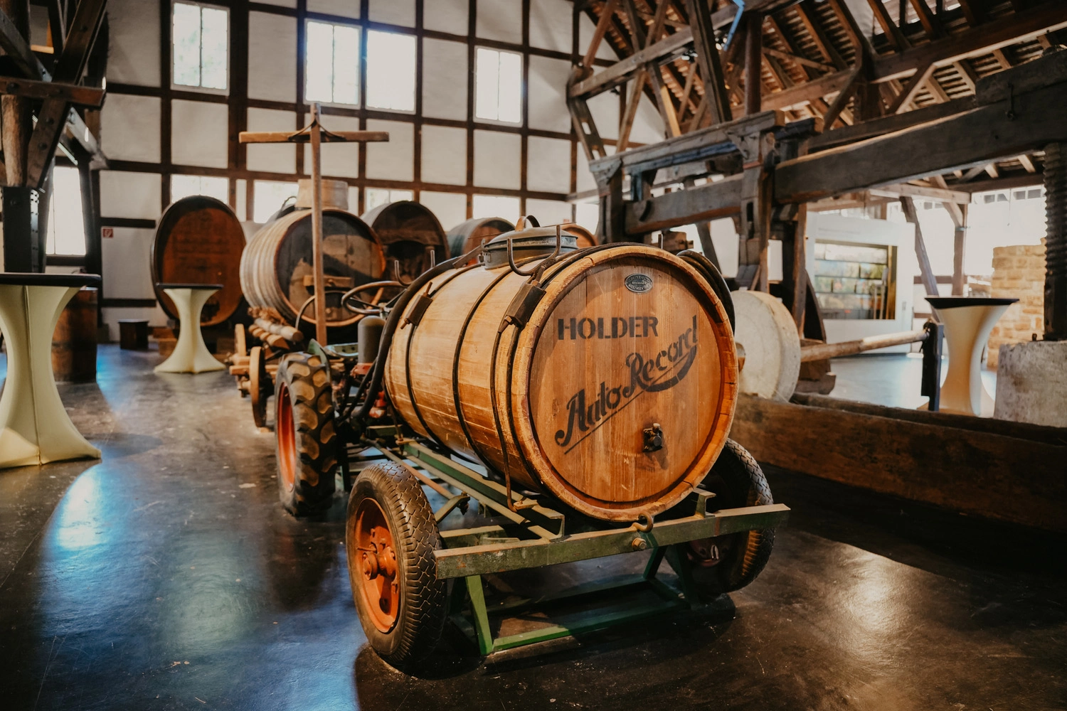 Holzfass für Wein auf einem Handkarren in einem Ausstellungsraum