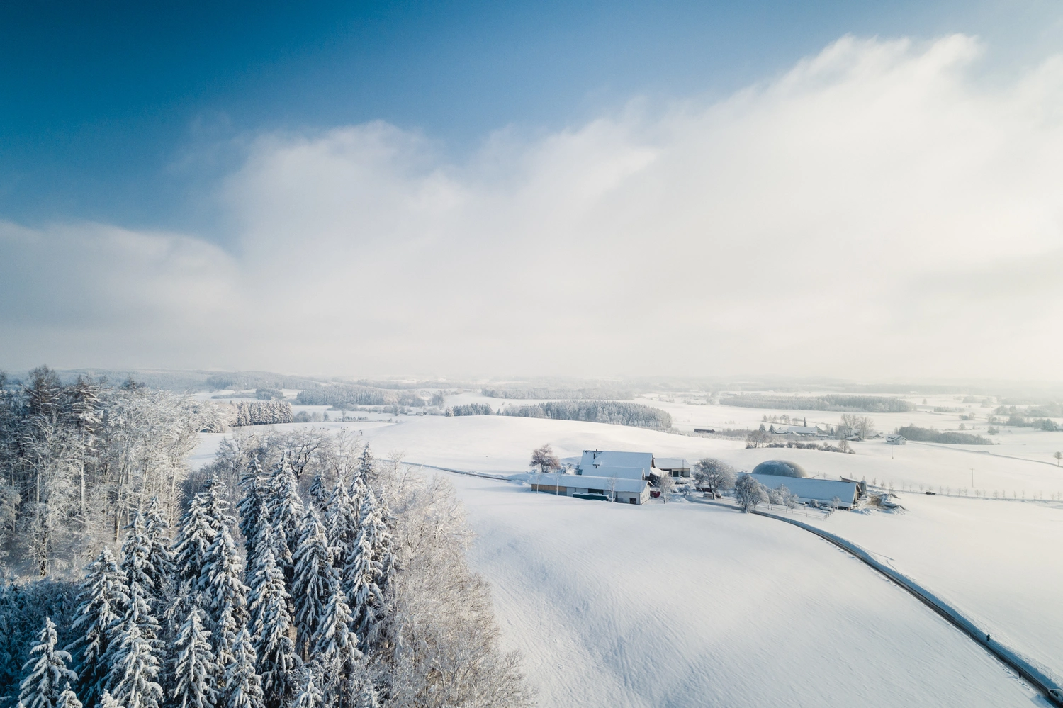 Verschneite Winterlandschaft bei einem Hof
