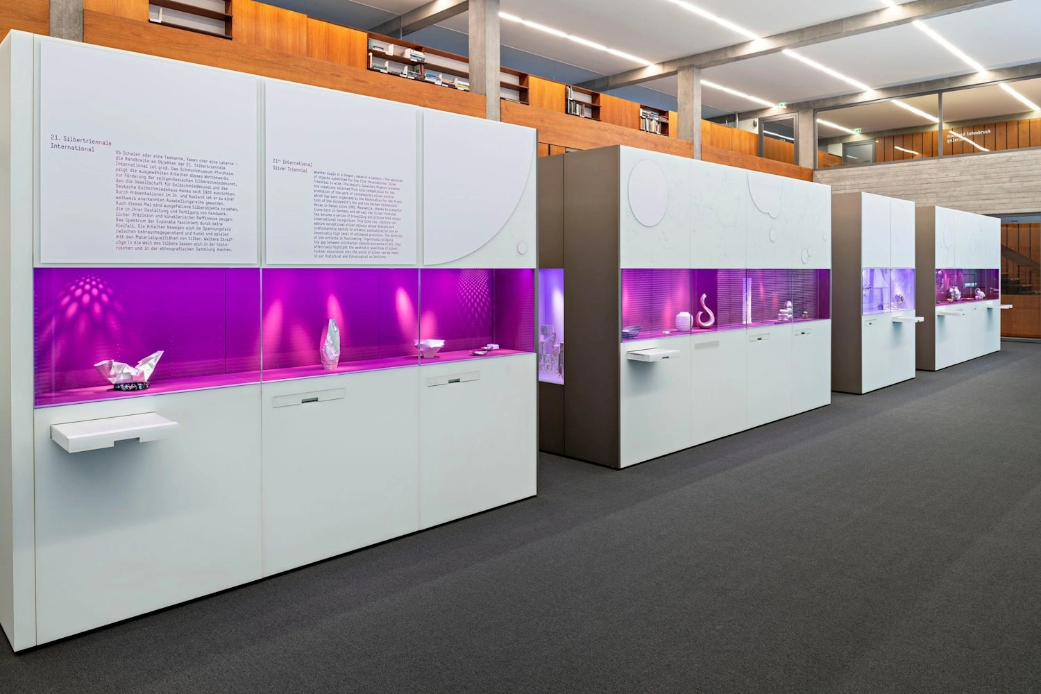 Blick in die 21. Silbertriennale International im Schmuckmuseum Pforzheim