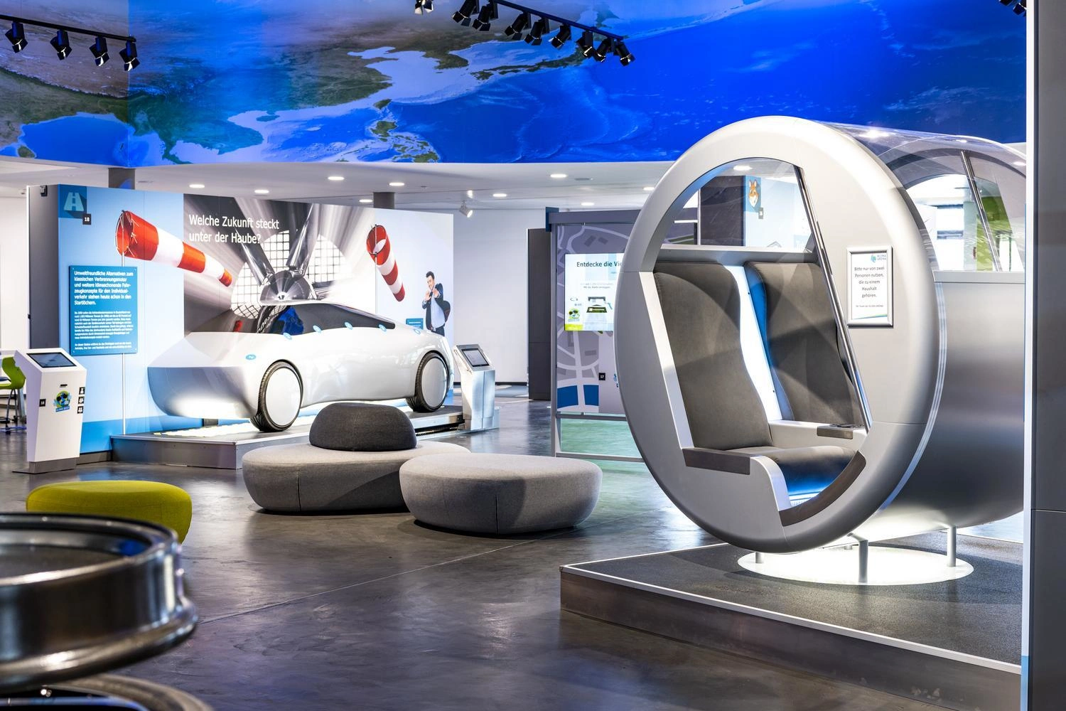 Ausstellungsraum mit futuristisch anmutenden Ausstellungsstücken zum Thema Mobilität.
