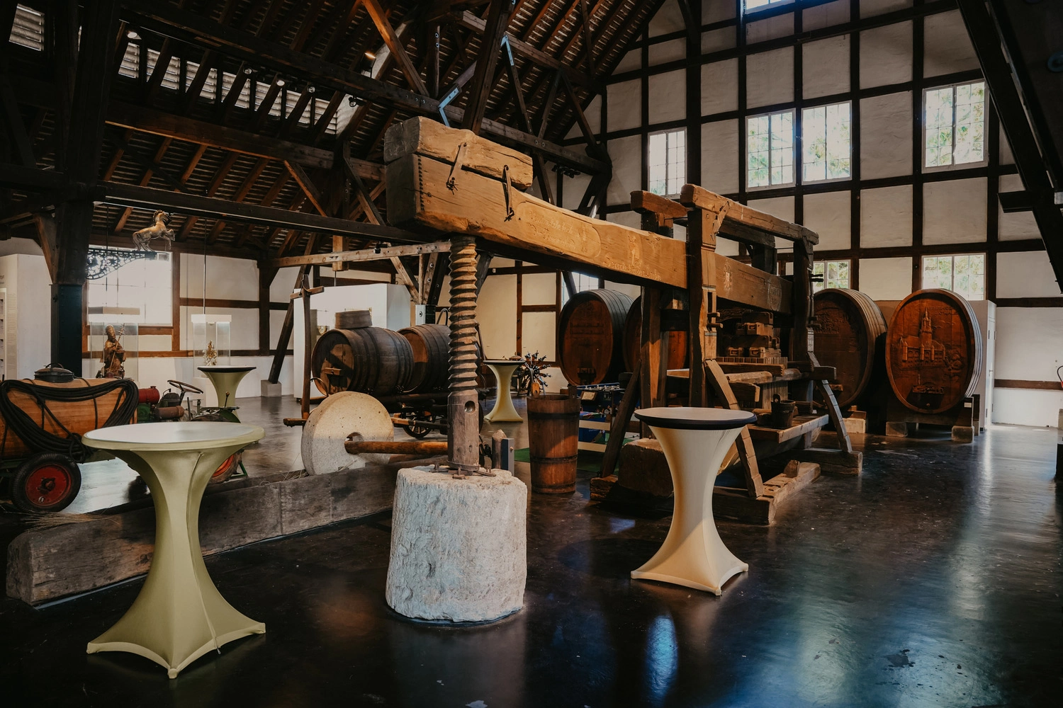 Ausstellungsstücke in einem Weinbaumuseum