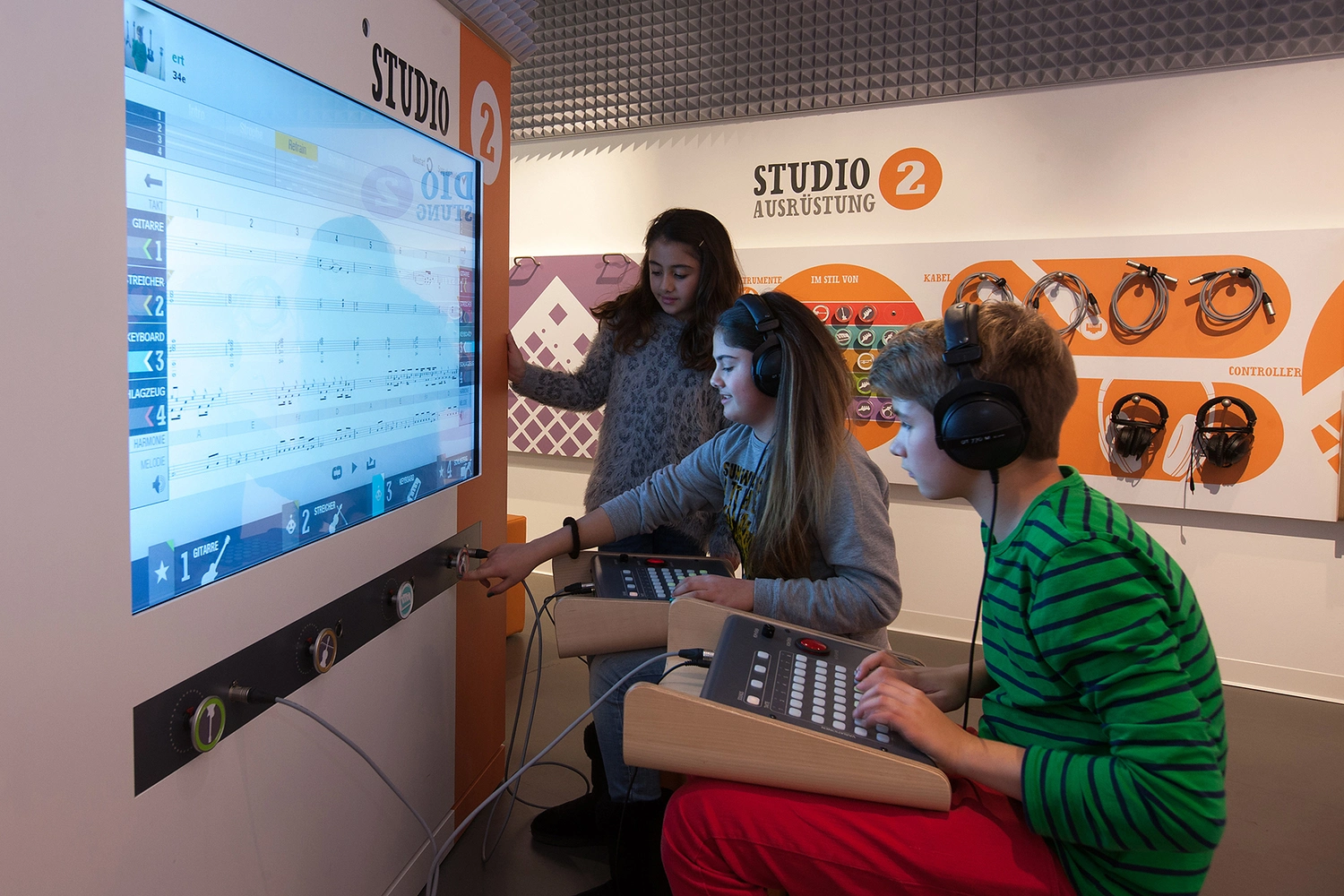 Kinder in einer interaktiven Ausstellung