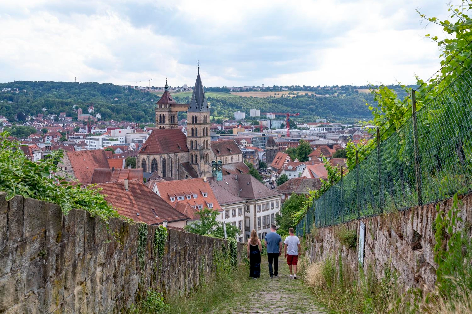 Weg von der Esslinger Burg zurück nach Esslingen über die Staffel durch den Weinberg mit Blick auf die Schwäbische Alb.