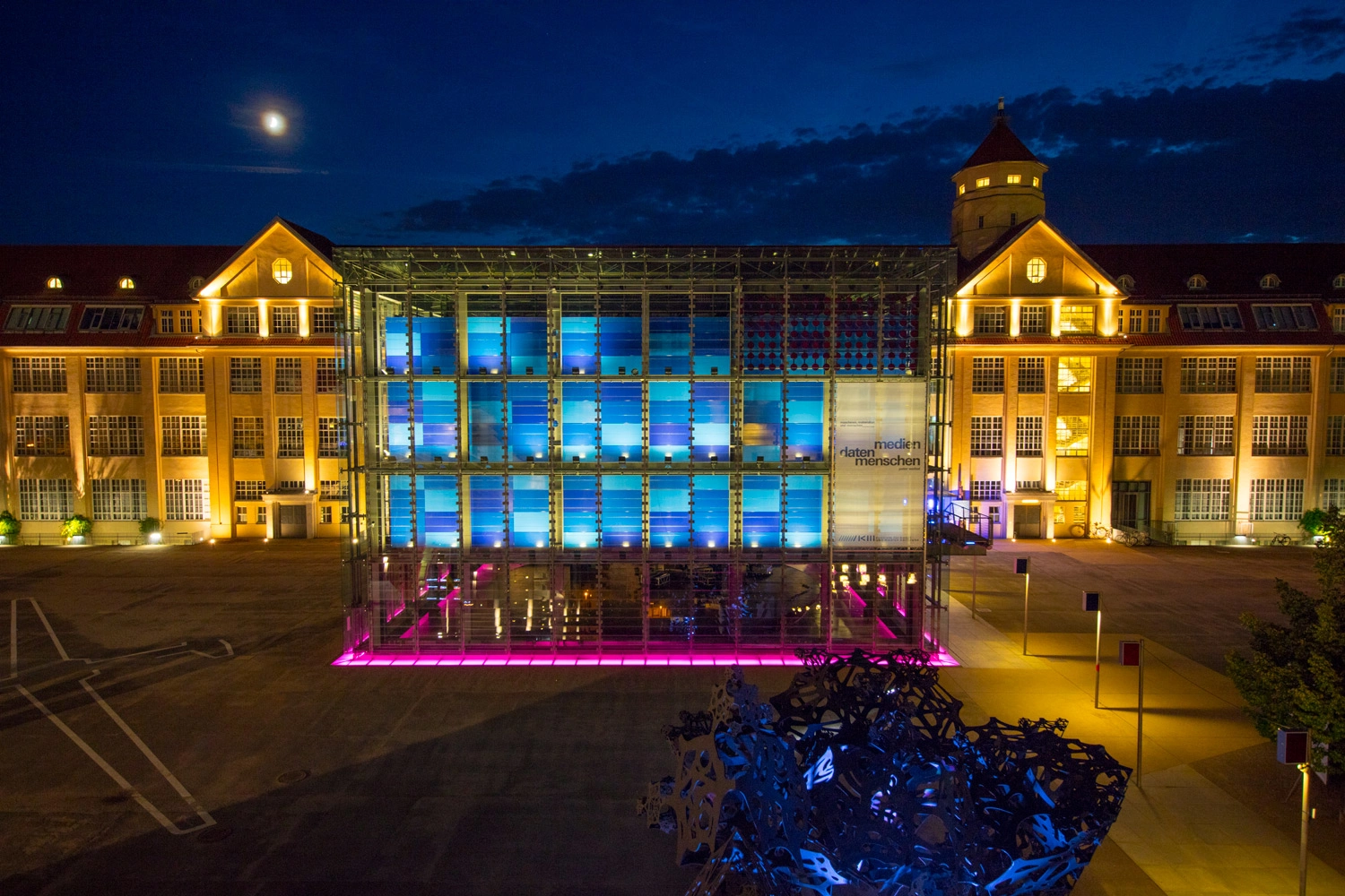 Blick auf ein hell erleuchtetes Gebäude in der Nacht