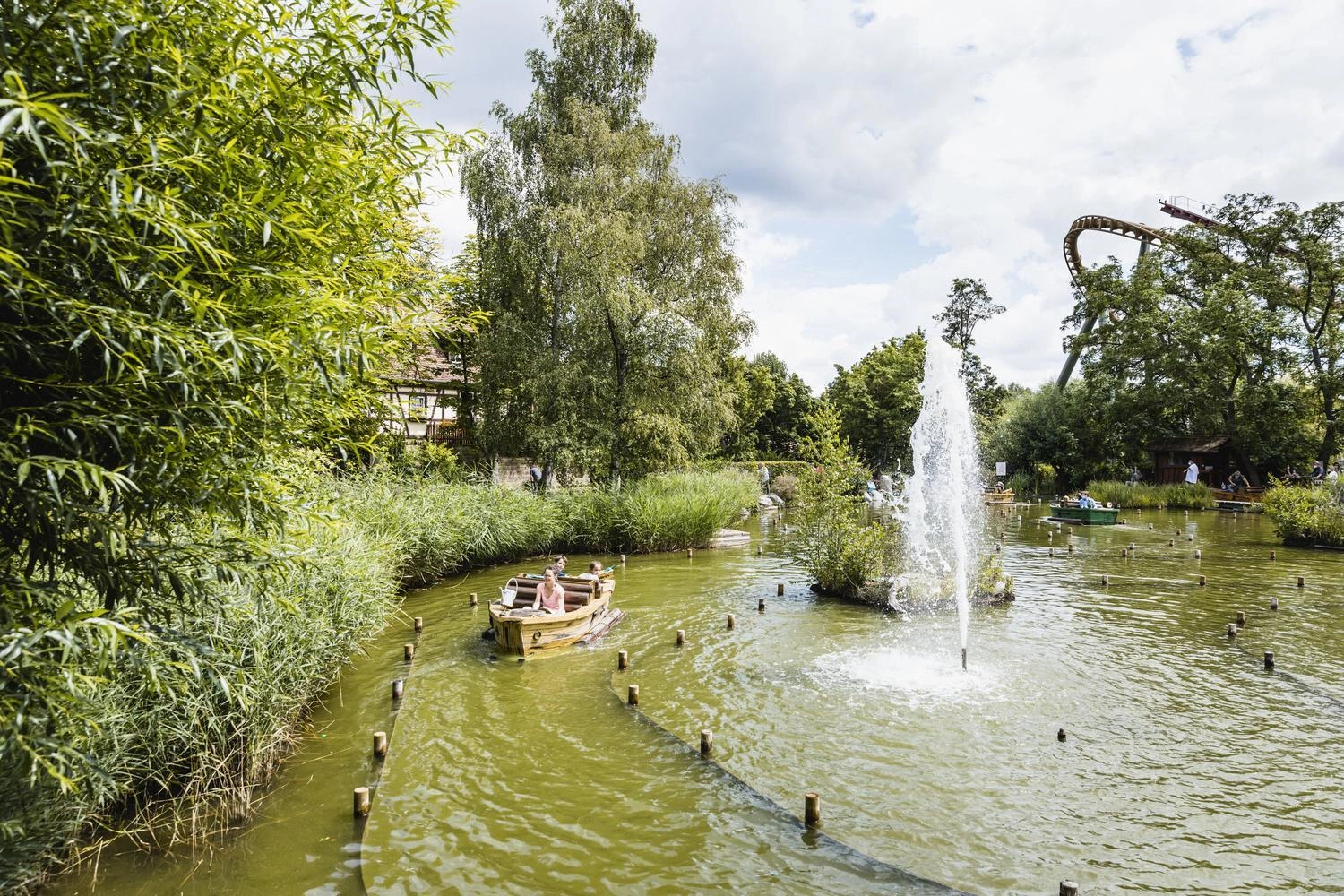Eine Familie macht eine Bootsfahrt in einem Freizeitpark.