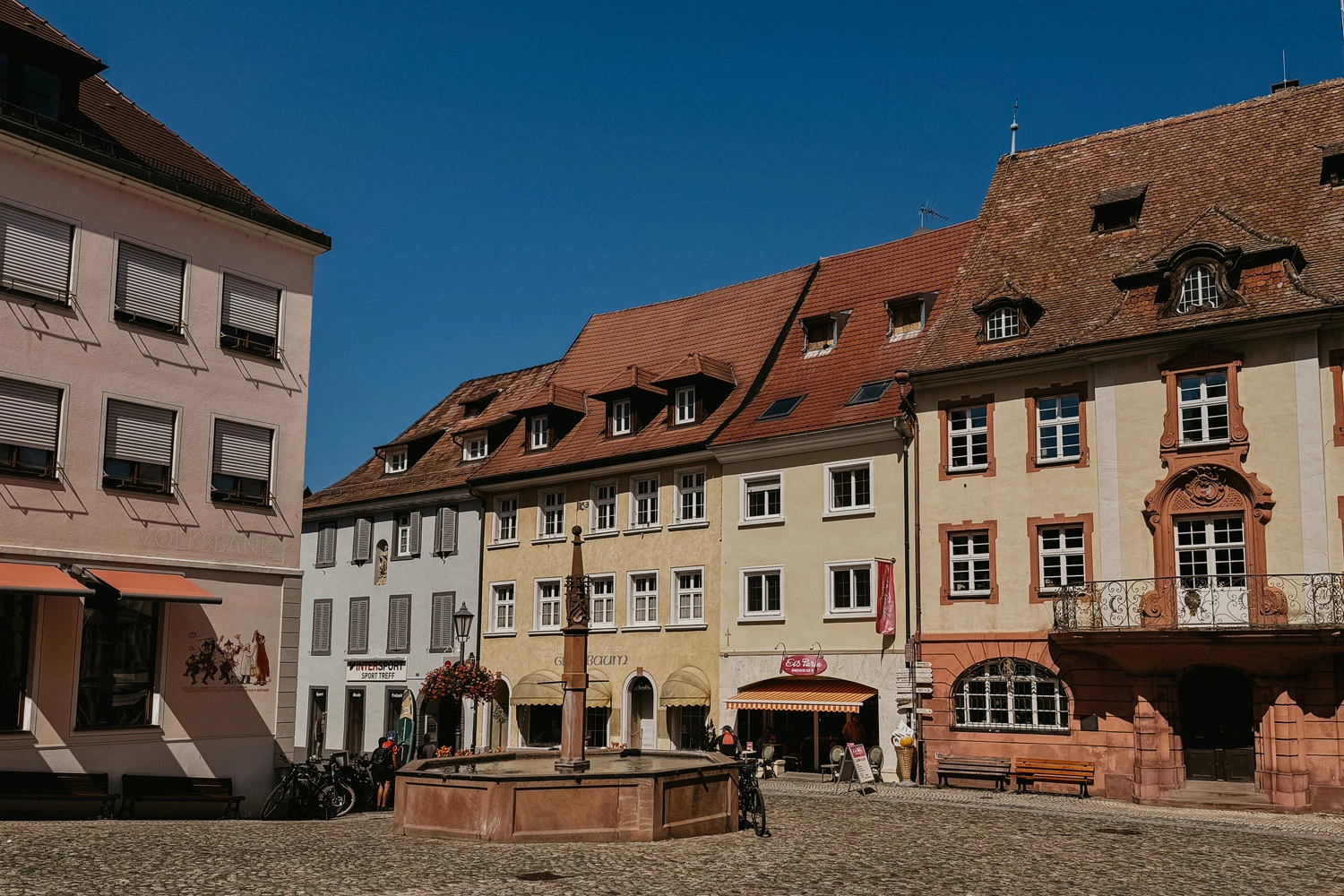 Stadtansicht eines Marktplatzes mit einem Marktbrunnen