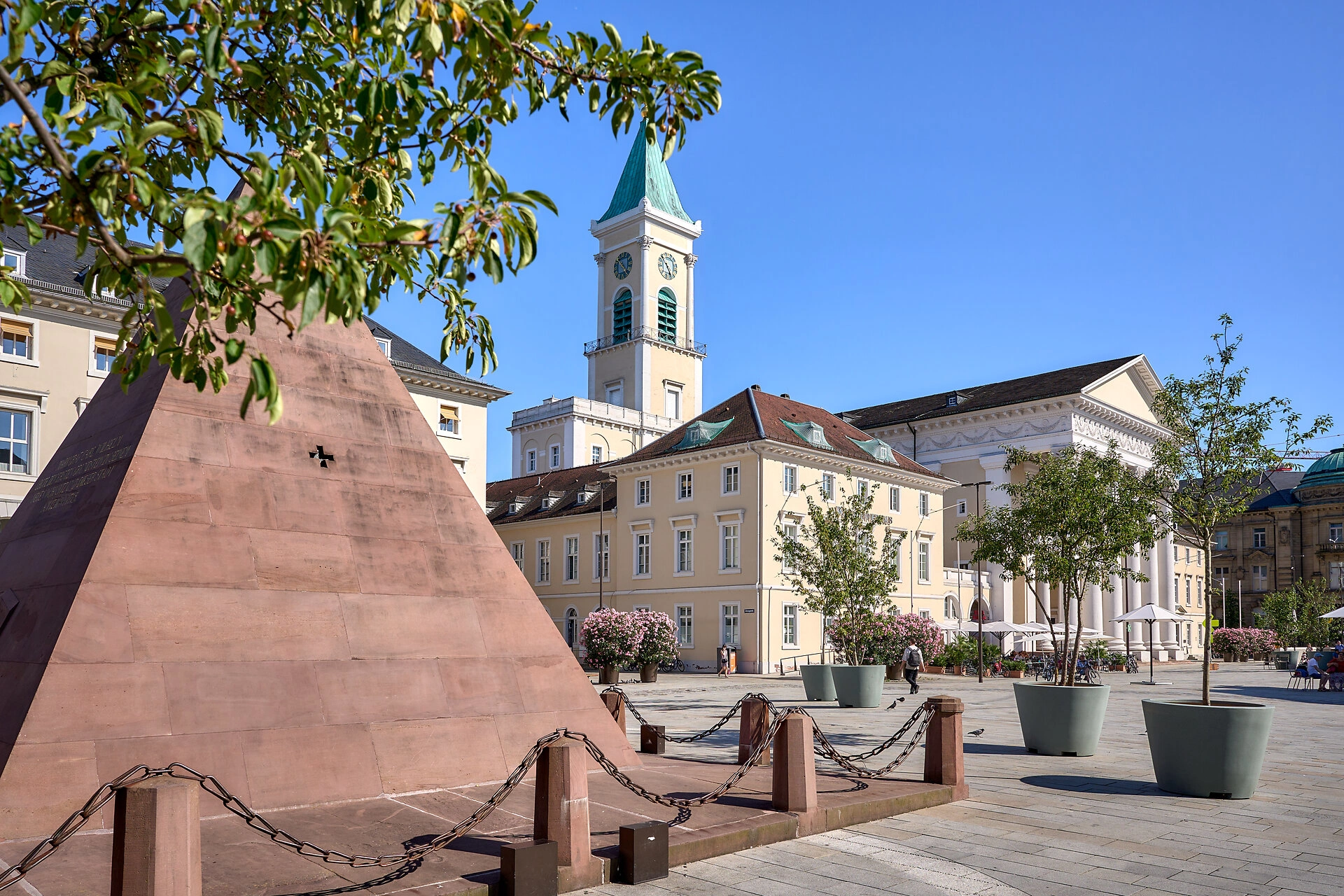 Marktplatz Karlsruhe mit Pyramide, Begrünung und der evangelischen Stadtkirche Karlsruhe