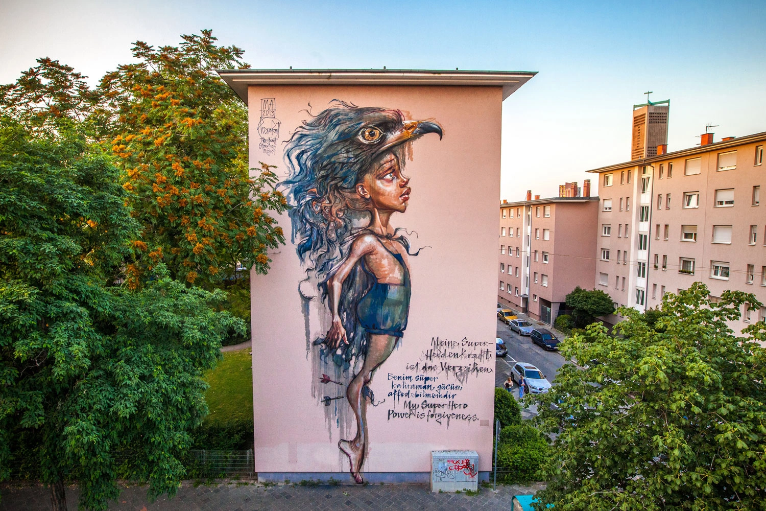 Kunstwerk an einer Hausfassade in der Stadt