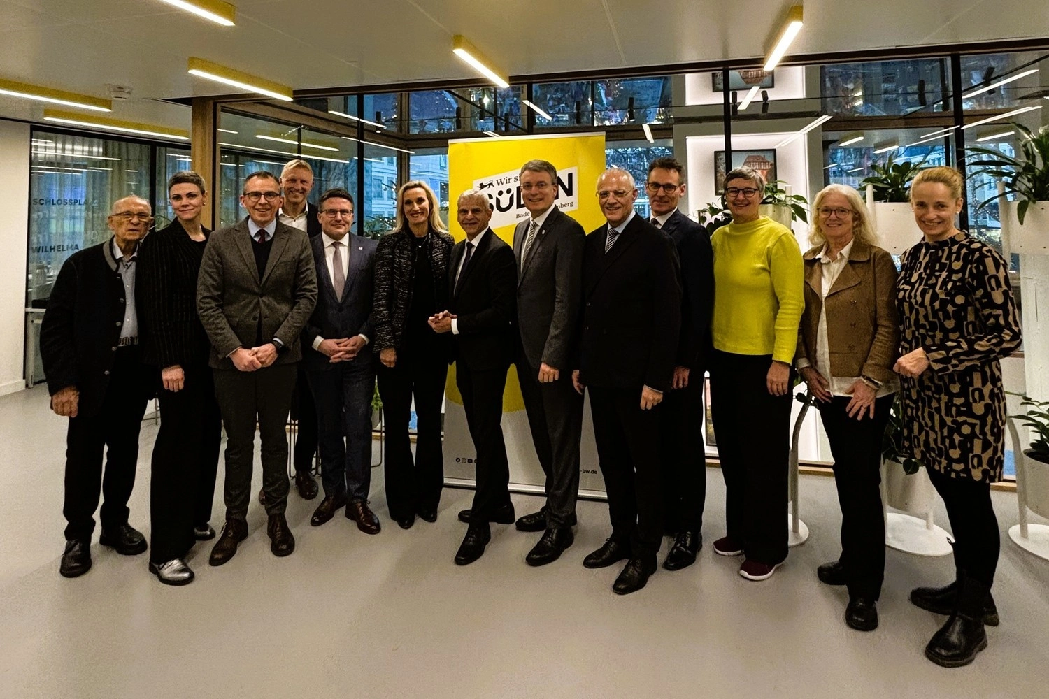 Eine Gruppe Menschen steht in einem Bürogebäude