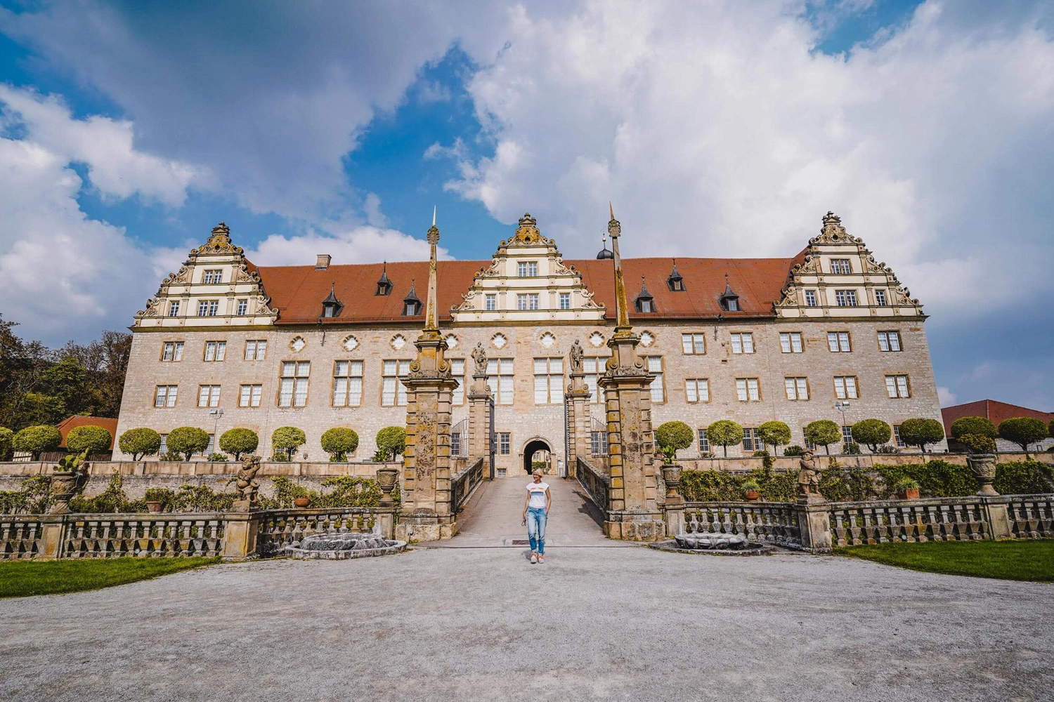 Eine Frau steht vor einem Schloss