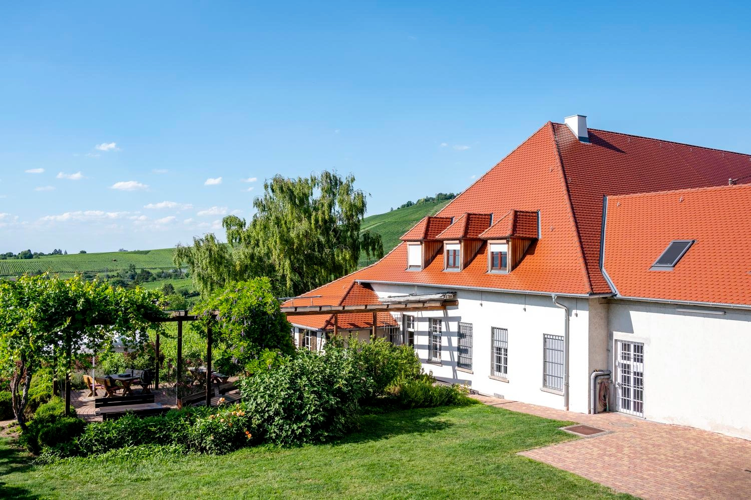 Villa mit Terrase bei schönem Wetter