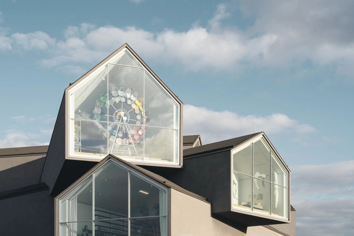 Blick auf ein architektonisches Meisterwerk bestehend aus aufeinander gestapelten Giebelhäusern.