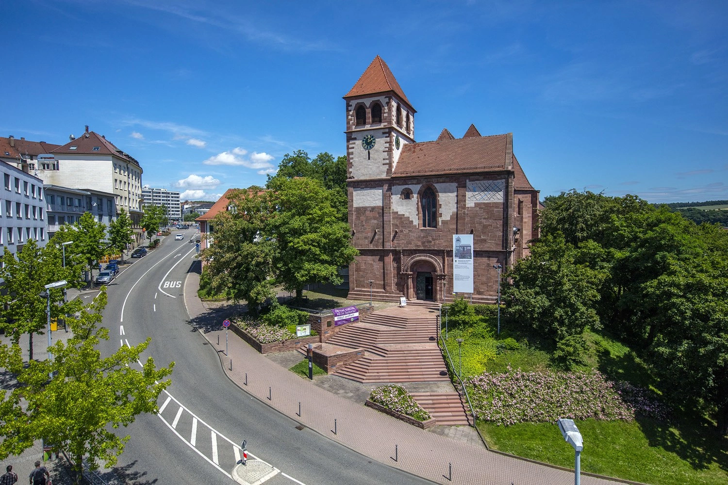 Die Schlosskirche St. Michael mit ihrem markanten Turm in der Pforzheimer Innenstadt